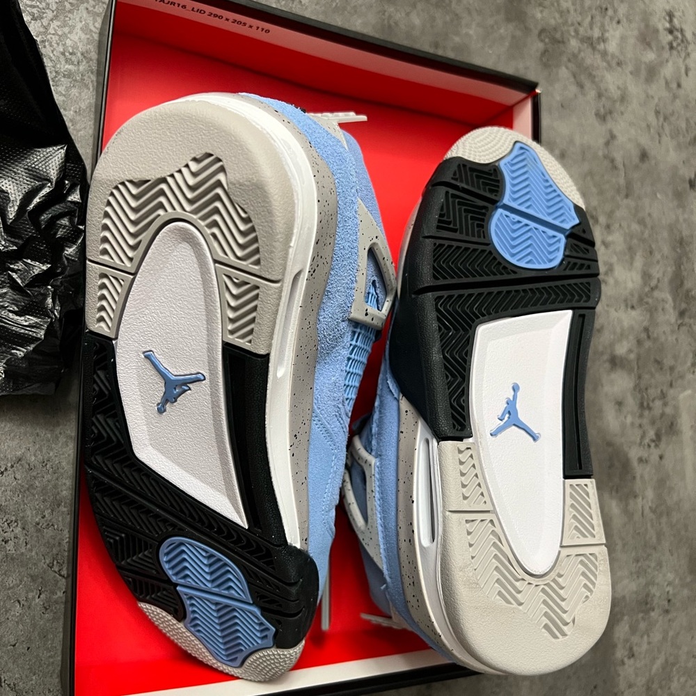 Size 4Y- Jordan 4 Retro University Blue 2021 - Picture 4 of 5